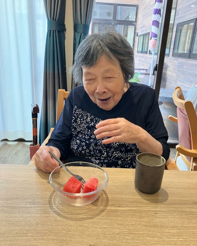 今日のおやつは初物のスイカ🍉をみんなで頂きました😋
「美味しい、もっとたべたい！」との声が多く聞かれ、とても良い表情でした✨  #おやつ #初もの #スイカ#西瓜 #浜松市 #天竜区 #船明 #医療法人社団光久会 #グループホーム #GH #高齢者施設 #施設の日常風景 #自立支援 #認知症ケア #高齢者ケア #パーソン・センタード・ケア #スタッフ募集中 #介護職 #介護福祉士 #写真の掲載については承諾を得ています。S