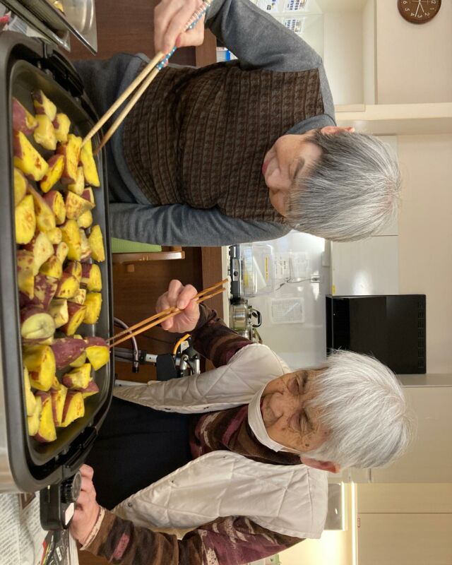 今年も畑で育てたさつまいもを提供しました🍠
皆さんのお陰で立派なさつまいもが沢山採れました！！
いつもありがとうございます😊  美味しそうな香りがホールに充満しました🥰
おかわりの分も沢山でき、皆さん大満足🙌
また来年、楽しみにして下さいね！  #　#浜松市　#天竜区　#春野　#老健　#医療法人社団光久会　#老人保健施設　  #高齢者施設　#施設の日常風景　#自立支援　#認知症ケア　#高齢者ケア　#パーソンセンタードケア　#スタッフ募集中　　#介護職　#介護福祉士　#看護師　#理学療法士　#作業療法士　写真の掲載については承諾を得てます。T.H